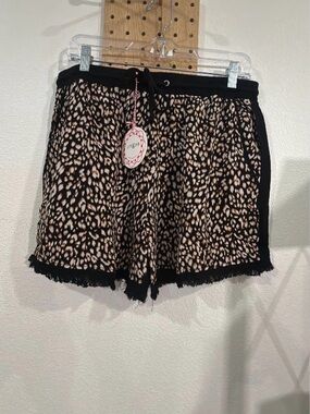 NWT Umgee Women's Black and Beige Leopard Print Pull-On Shorts size L